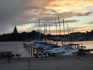 Der Hafen von Kirchdorf mit der Kirche im Hintergrund